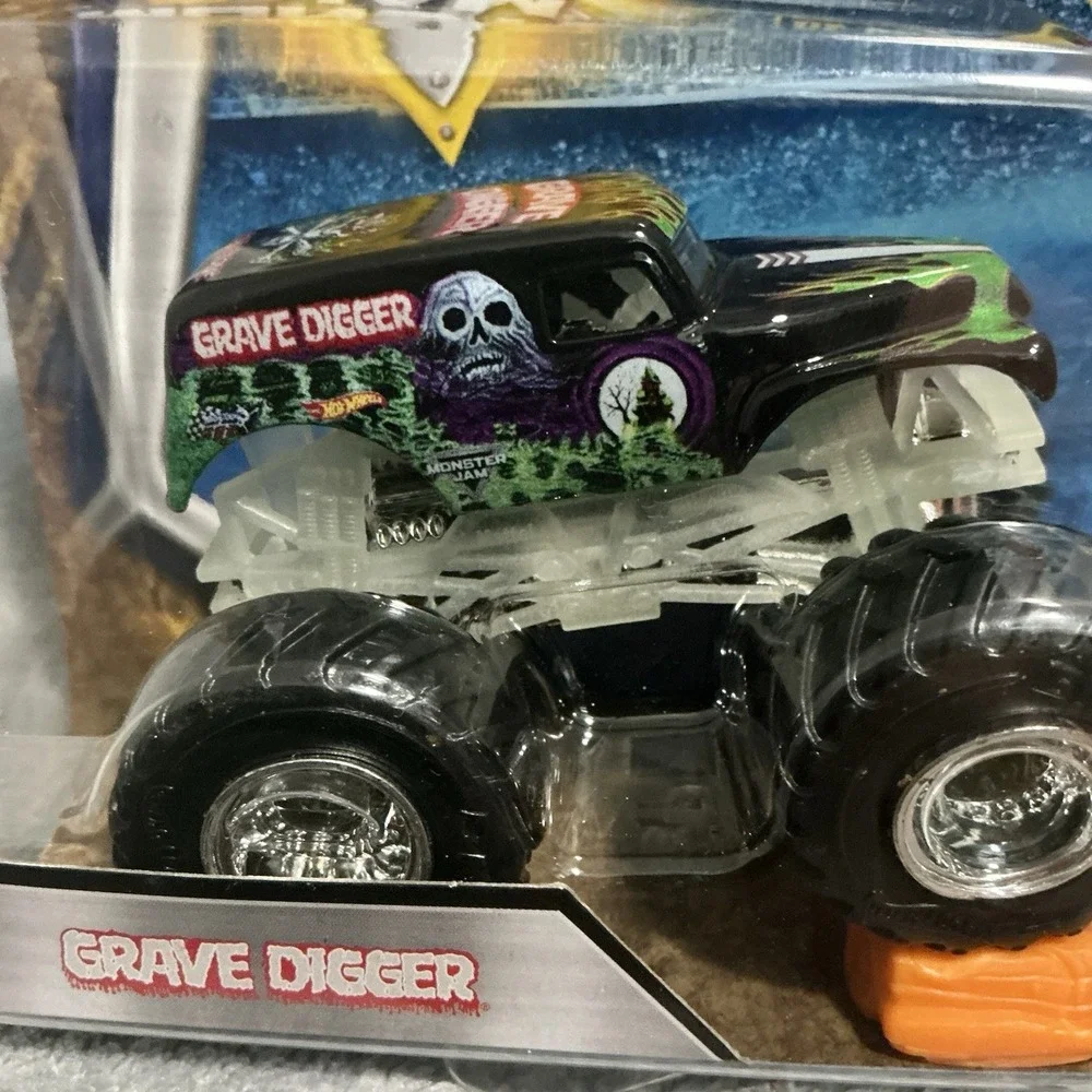 Hot Wheels Monster Jam GRAVE DIGGER 2017 NITE GLO‎ CAGE 1/3 w/ Re-Crushable Car